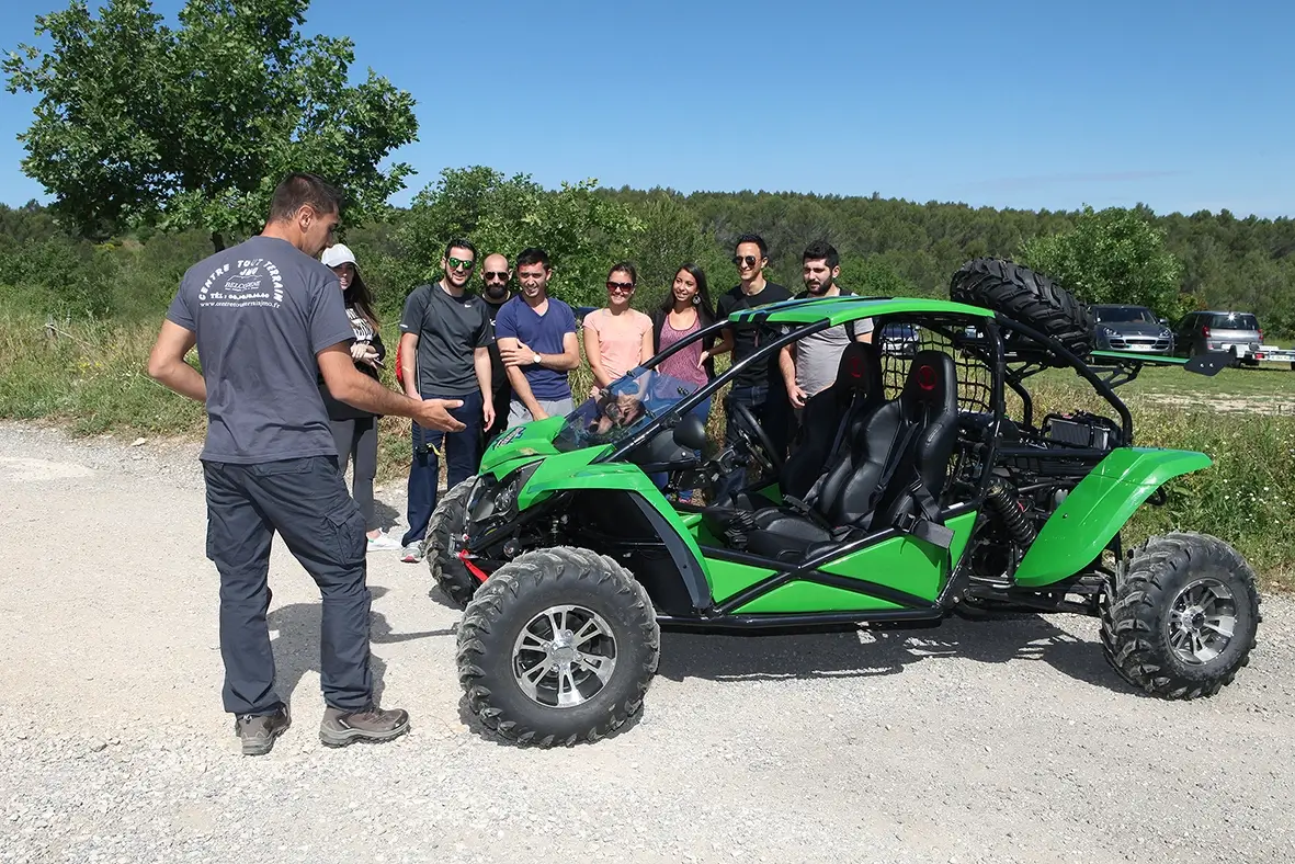 Briefing et initiation par le moniteur avant la randonnée buggy