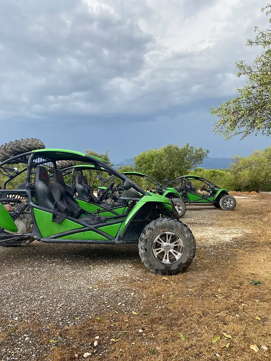 Panorama d'un buggy sous le ciel de Provence en fin de journée