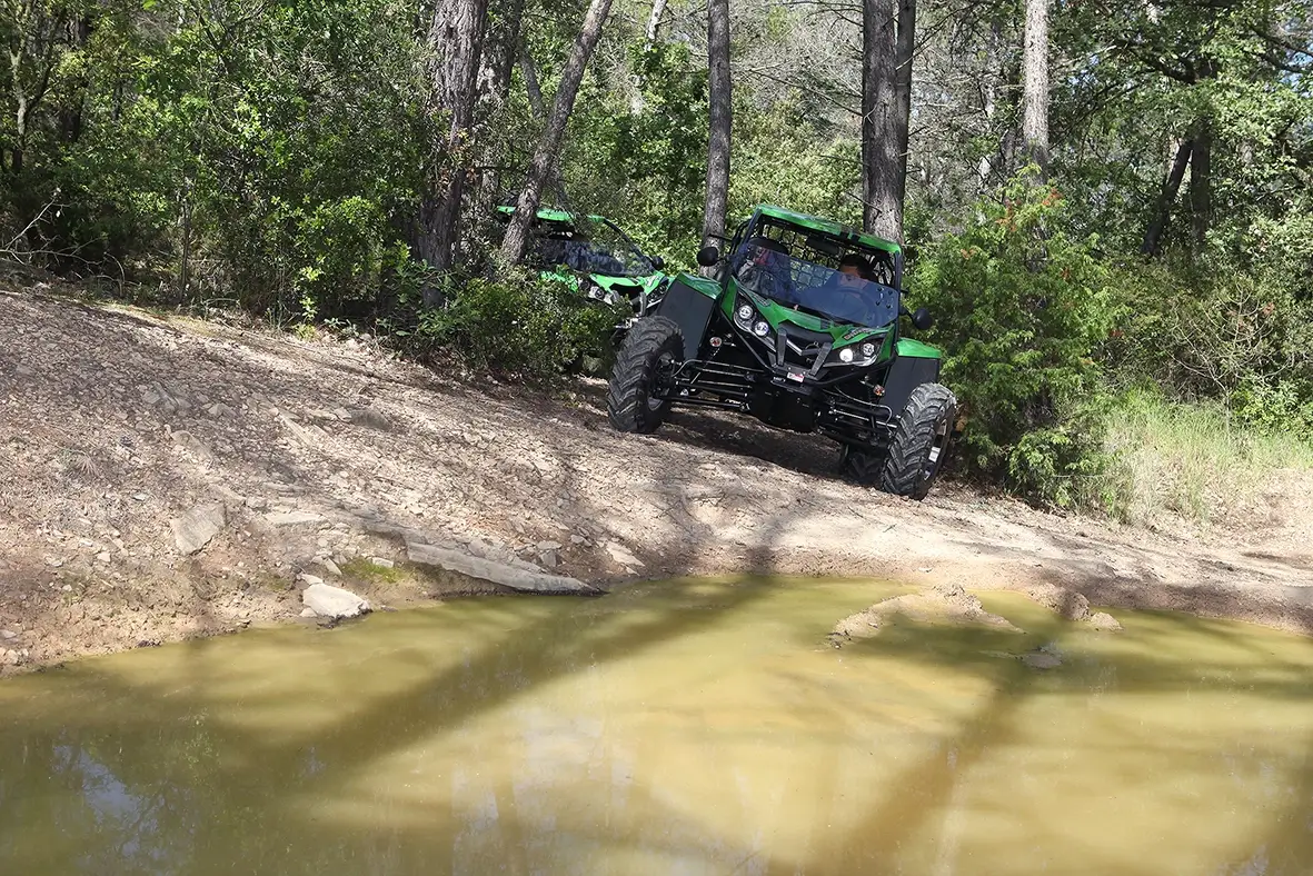 Randonnée buggy en forêt de pins — franchissement en descente